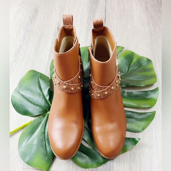 MICHAEL KORS Kincaid Leather and Studded Logo Ankle Boot✨ brand new - Picture 2 of 5